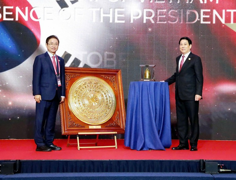 El presidente Luong Cuong y el gobernador Lee Cheol Woo intercambian obsequios. El presidente Luong Cuong y el gobernador Lee Cheol Woo intercambian obsequios.