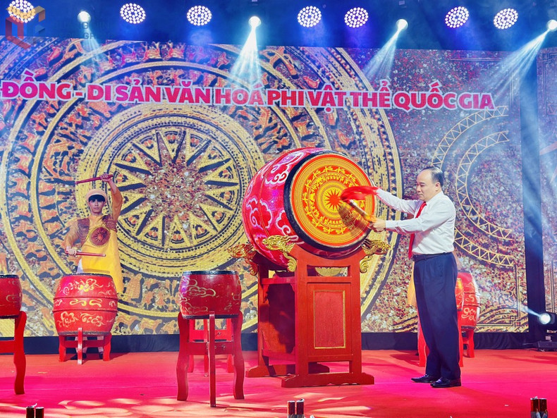 Cao Ngoc Tuan, secretario del Comité del Partido del municipio de Quang Yen, toca el tambor para inaugurar el festival. (Foto: baoquangninh.vn) Cao Ngoc Tuan, secretario del Comité del Partido del municipio de Quang Yen, toca el tambor para inaugurar el festival. (Foto: baoquangninh.vn)