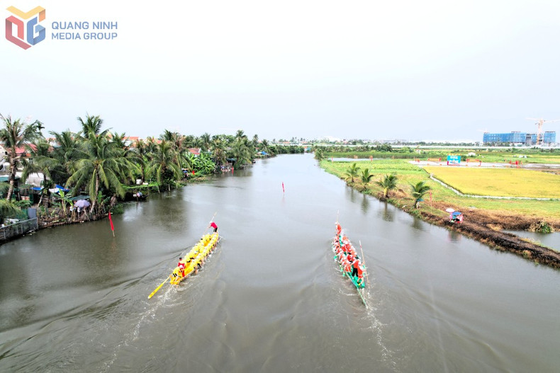 Carrera de botes en el río Cua Dinh. (Foto: baoquangninh.vn) Carrera de botes en el río Cua Dinh. (Foto: baoquangninh.vn)