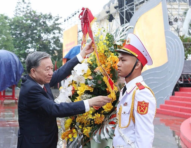 To Lam ofrece flores en la estatua del secretario general Nguyen Van Linh en la provincia de Hung Yen. To Lam ofrece flores en la estatua del secretario general Nguyen Van Linh en la provincia de Hung Yen.