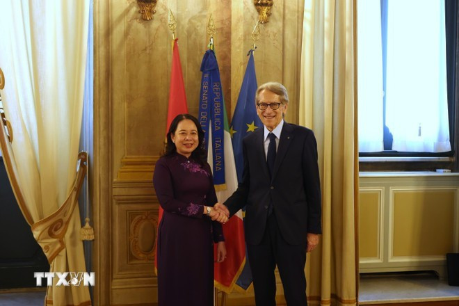 La vicepresidenta Vo Thi Anh Xuan y el senador Giulio Terzi. (Foto: VNA) La vicepresidenta Vo Thi Anh Xuan y el senador Giulio Terzi. (Foto: VNA)