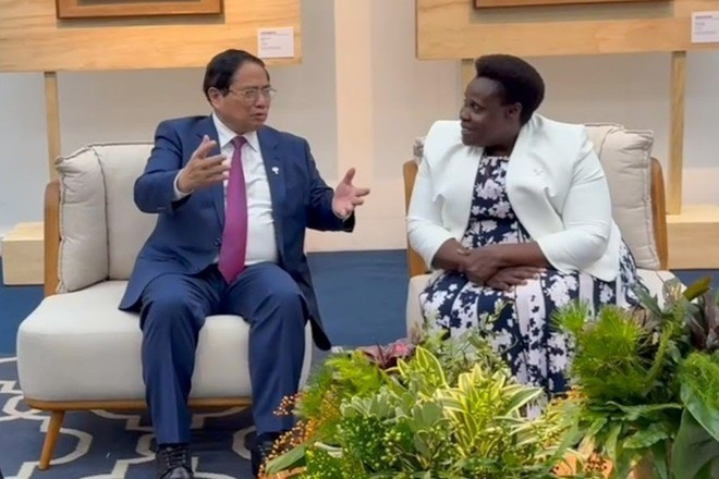 El primer ministro Pham Minh Chinh (izq.) se reúne con la vicepresidenta ugandesa, Jessica Rose Epel Alupo, en Río de Janeiro el 6 de julio. (Foto: VGP) El primer ministro Pham Minh Chinh (izq.) se reúne con la vicepresidenta ugandesa, Jessica Rose Epel Alupo, en Río de Janeiro el 6 de julio. (Foto: VGP)