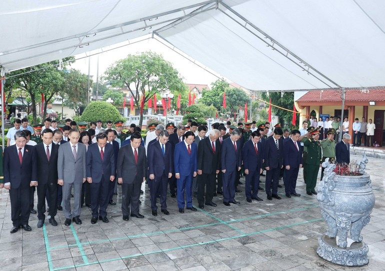 Rinden homenaje al secretario general Nguyen Van Linh. Rinden homenaje al secretario general Nguyen Van Linh.