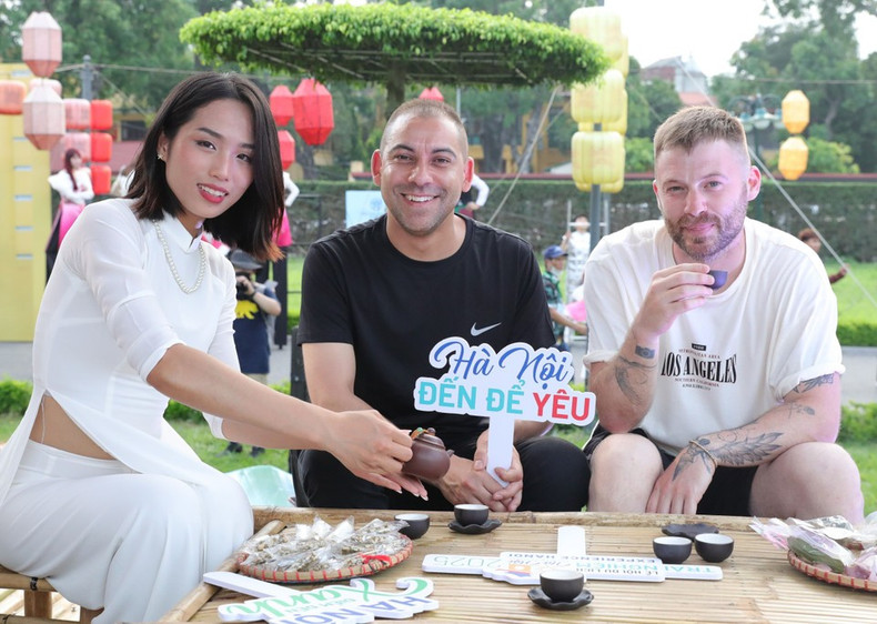 Los turistas disfrutan de beber té de loto del Lago Oeste en la Ciudadela Imperial de Thang Long (Hanói). Los turistas disfrutan de beber té de loto del Lago Oeste en la Ciudadela Imperial de Thang Long (Hanói).