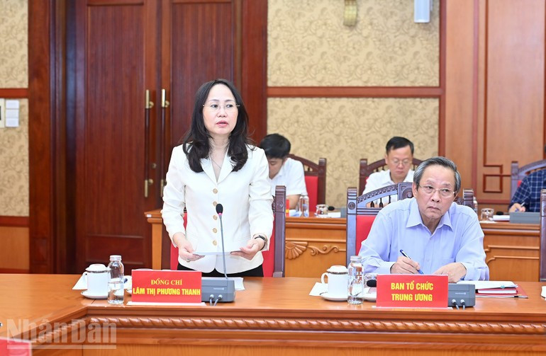Lam Thi Phuong Thanh, miembro del Comité Central del Partido y vicejefa permanente de su Oficina, presenta un informe en la reunión. Lam Thi Phuong Thanh, miembro del Comité Central del Partido y vicejefa permanente de su Oficina, presenta un informe en la reunión.