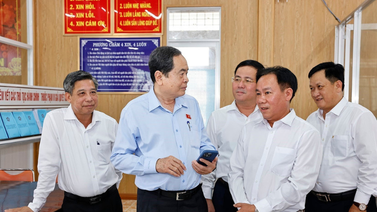 El titular parlamentario intercambia con funcionarios del Centro.