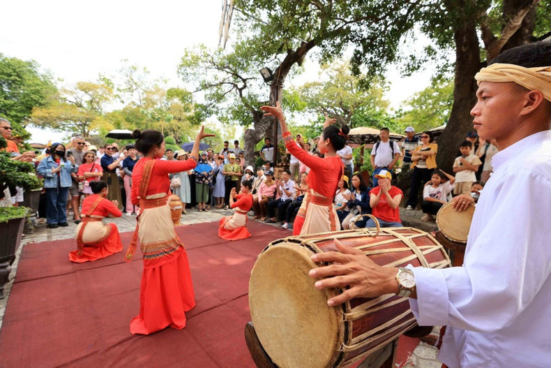 La torre Ponagar, provincia central de Khanh Hoa, atrae a los turistas con sus tradicionales danzas Cham. La torre Ponagar, provincia central de Khanh Hoa, atrae a los turistas con sus tradicionales danzas Cham.