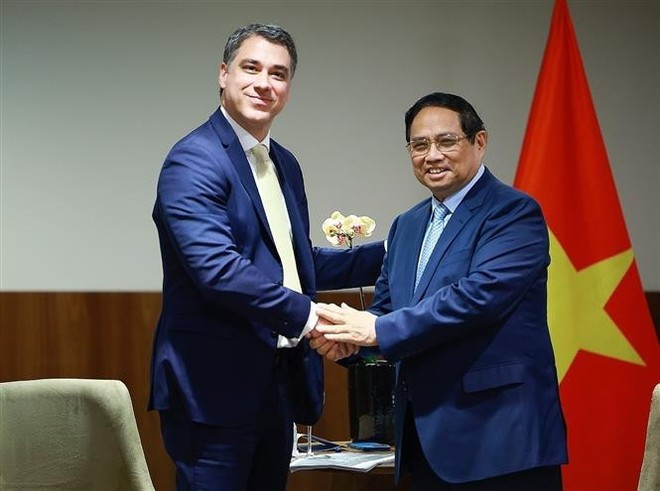 El primer ministro Pham Minh Chinh recibe a Daniel Lopes, vicepresidente del Grupo FS, un grupo especializado en la producción de etanol a partir de maíz y uno de los principales productores de biocombustibles bajos en carbono de Latinoamérica. (Foto: VNA) El primer ministro Pham Minh Chinh recibe a Daniel Lopes, vicepresidente del Grupo FS, un grupo especializado en la producción de etanol a partir de maíz y uno de los principales productores de biocombustibles bajos en carbono de Latinoamérica. (Foto: VNA)