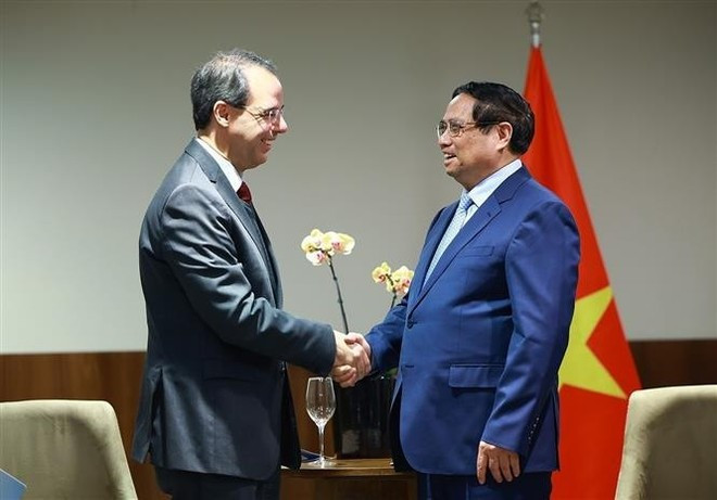 El primer ministro vietnamita, Pham Minh Chinh, recibe a José Serrador Neto, vicepresidente global del Grupo Embraer, una corporación multisectorial que opera principalmente en los sectores de la aviación y la industria aeroespacial. (Foto: VNA) El primer ministro vietnamita, Pham Minh Chinh, recibe a José Serrador Neto, vicepresidente global del Grupo Embraer, una corporación multisectorial que opera principalmente en los sectores de la aviación y la industria aeroespacial. (Foto: VNA)