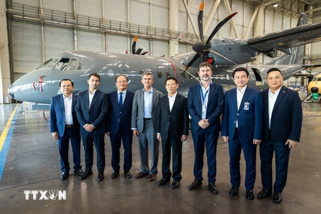 El viceprimer ministro vietnamita Hoc Duc Phoc y delegados en la factoría de Airbus en la ciudad de Sevilla. (Foto: VNA) El viceprimer ministro vietnamita Hoc Duc Phoc y delegados en la factoría de Airbus en la ciudad de Sevilla. (Foto: VNA)