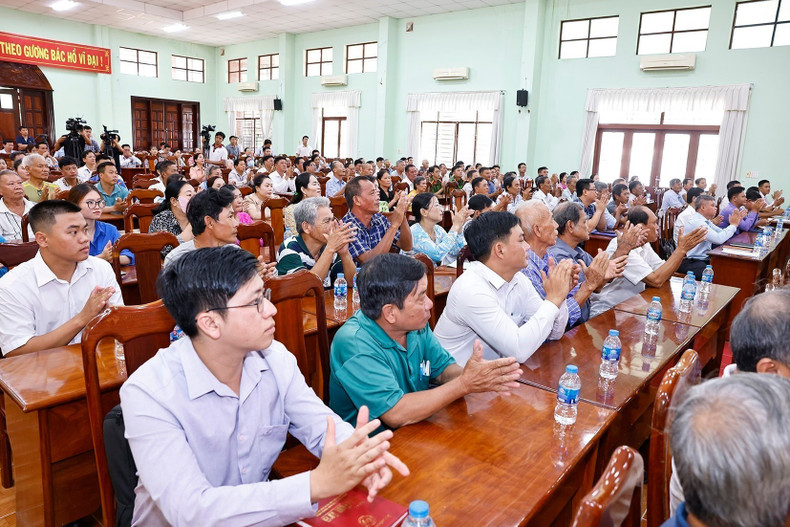 Votantes de la comuna de Vi Thuy asisten a la cita. vna-potal-chu-tich-quoc-hoi-tran-thanh-man-tiep-xuc-cu-tri-sau-ky-hop-thu-9-tai-can-tho-8125369.jpg