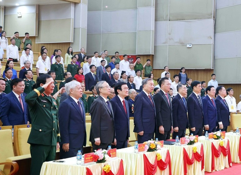 Los delegados saludan la bandera nacional en la ceremonia por el 110º aniversario del natalicio del secretario general Nguyen Van Linh. Los delegados saludan la bandera nacional en la ceremonia por el 110º aniversario del natalicio del secretario general Nguyen Van Linh.