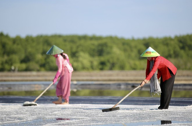 Los visitantes tienen la oportunidad de experimentar la producción de sal en Thieng Lieng. (Foto: VNA) Los visitantes tienen la oportunidad de experimentar la producción de sal en Thieng Lieng. (Foto: VNA)
