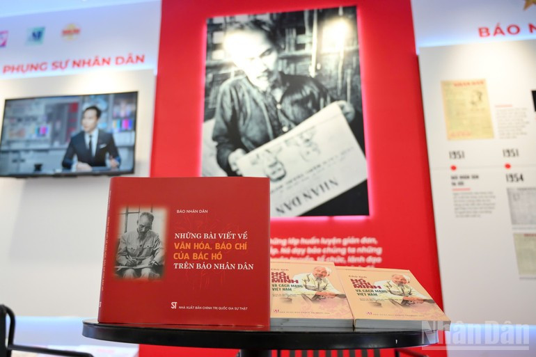 El libro “Los escritos de Ho Chi Minh sobre cultura y periodismo en el diario Nhan Dan”. El libro “Los escritos de Ho Chi Minh sobre cultura y periodismo en el diario Nhan Dan”.