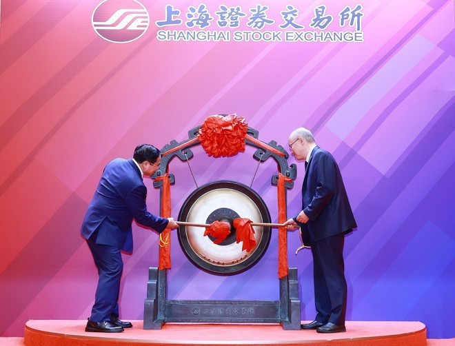 El primer ministro Pham Minh Chinh (izquierda) realiza la ceremonia de toque de gong para inaugurar la sesión bursátil en la Bolsa de Shanghái. (Foto: VNA) El primer ministro Pham Minh Chinh (izquierda) realiza la ceremonia de toque de gong para inaugurar la sesión bursátil en la Bolsa de Shanghái. (Foto: VNA)