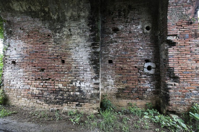En el interior de los arcos de las dos puertas se hallan bloques de piedra con orificios redondos. Según los ancianos del lugar, estos bloques de piedra cuadrada perforada podrían haber servido para insertar los cerrojos que aseguraban las puertas de la ciudadela. En el interior de los arcos de las dos puertas se hallan bloques de piedra con orificios redondos. Según los ancianos del lugar, estos bloques de piedra cuadrada perforada podrían haber servido para insertar los cerrojos que aseguraban las puertas de la ciudadela.