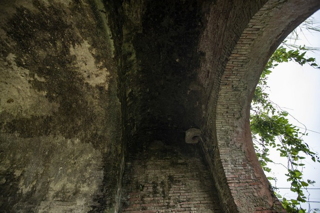 La puerta occidental permanece en buen estado, con una estructura abovedada compuesta por varias capas de ladrillos cocidos. La puerta occidental permanece en buen estado, con una estructura abovedada compuesta por varias capas de ladrillos cocidos.