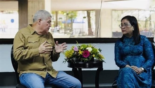 Dinh Thi Mai, subjefa de la Comisión de Propaganda, Educación y Movilización de Masas del Comité Central del Partido Comunista de Vietnam se reunió con el vicepresidente del Partido Socialista Unido de Venezuela y jefe de la Comisión Central de Ideología y Formación, Eduardo Piñera. (Foto: VNA) Dinh Thi Mai, subjefa de la Comisión de Propaganda, Educación y Movilización de Masas del Comité Central del Partido Comunista de Vietnam se reunió con el vicepresidente del Partido Socialista Unido de Venezuela y jefe de la Comisión Central de Ideología y Formación, Eduardo Piñera. (Foto: VNA)