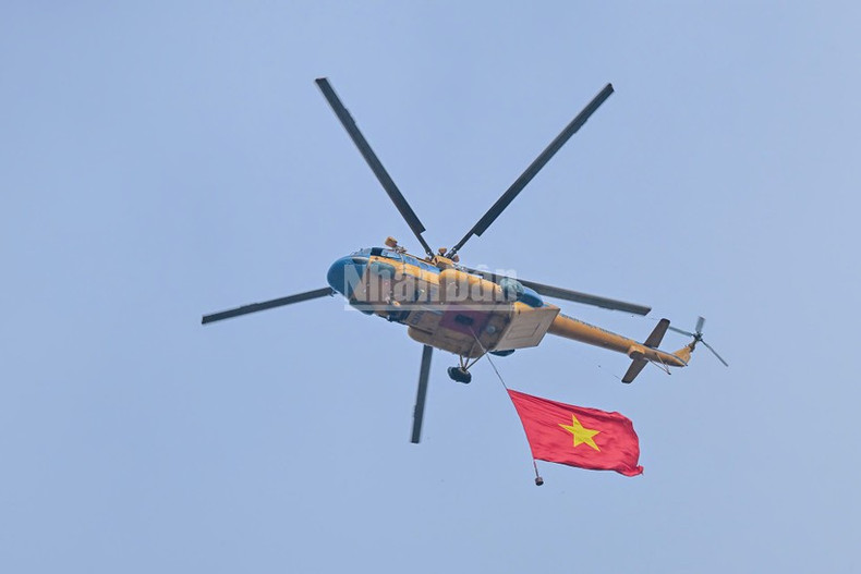 Un avión con la bandera nacional sobrevuela la histórica Plaza de Ba Dinh. Un avión con la bandera nacional sobrevuela la histórica Plaza de Ba Dinh.