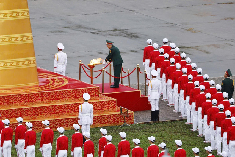 La llama arde con fuerza, dando la bienvenida a la conmemoración del 80º aniversario de la Revolución de Agosto y del Día Nacional.
