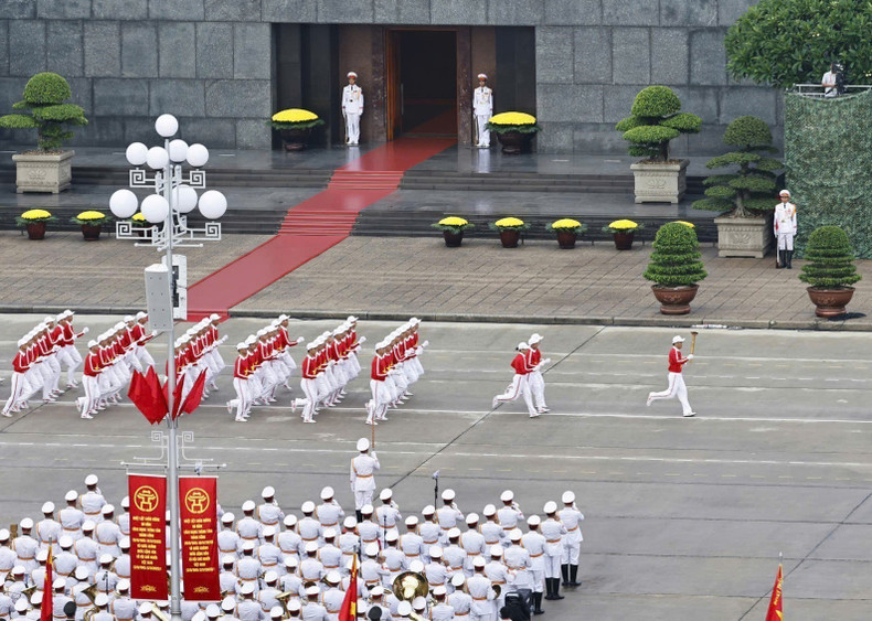Ceremonia de relevo de la antorcha y encendido del pebetero de la tradición revolucionaria. vna-potal-le-ky-niem-dieu-binh-dieu-hanh-80-nam-cach-mang-thang-tam-va-quoc-khanh-2-9-8250113.jpg