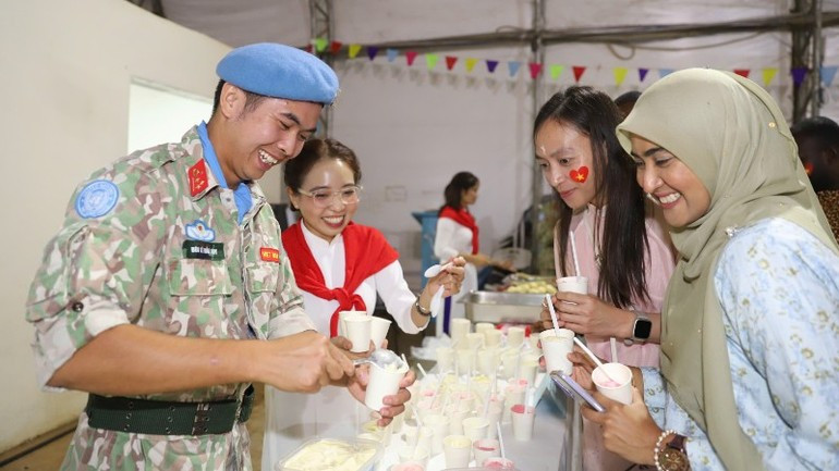 La zona de gastronomía vietnamita tiene una gran acogida. La zona de gastronomía vietnamita tiene una gran acogida.