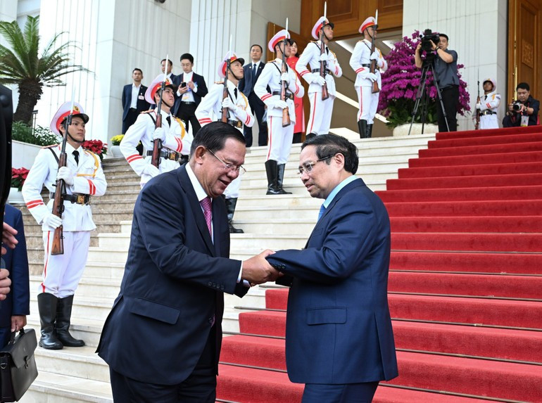 El primer ministro Pham Minh Chinh despide al visistante camboyano. El primer ministro Pham Minh Chinh despide al visistante camboyano.