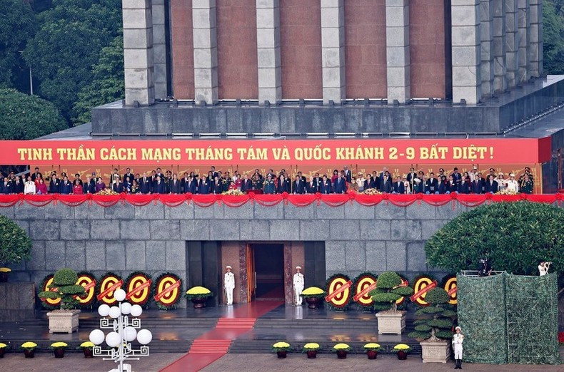 Anteriores y actuales dirigentes del Partido, del Estado asisten a la ceremonia por el 80º aniversario de la Revolución de Agosto y el Día Nacional.