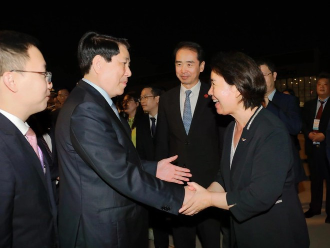 Los delegados despiden al presidente Luong Cuong en el aeropuerto de Pekín. (Foto: VNA) Los delegados despiden al presidente Luong Cuong en el aeropuerto de Pekín. (Foto: VNA)