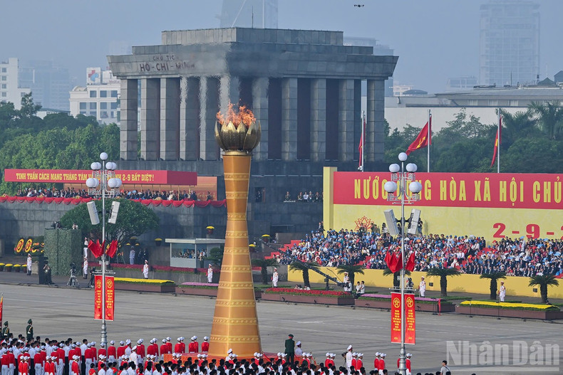 Ceremonia de relevo de la antorcha y encendido del pebetero de la tradición revolucionaria.