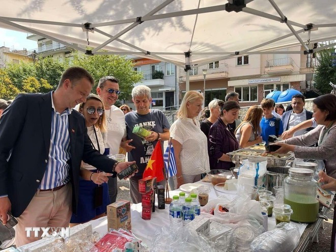 A los visitantes griegos les encantan los platos y productos tradicionales vietnamitas. (Foto: Embajada de Vietnam en Grecia). A los visitantes griegos les encantan los platos y productos tradicionales vietnamitas. (Foto: Embajada de Vietnam en Grecia).