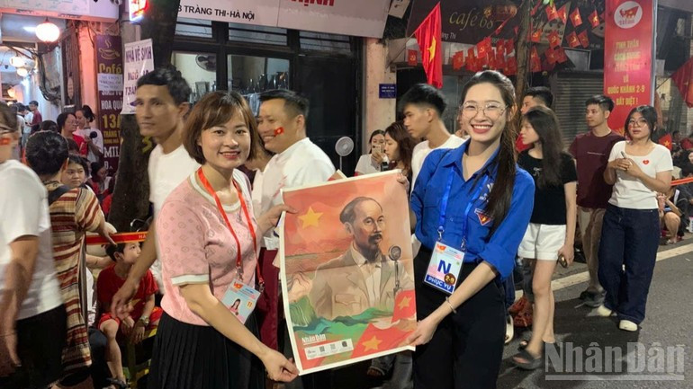 La estudiante Nguyen Thu Hang, de la Universidad Hoa Binh, expresa: "Me siento afortunada de poder hacer voluntariado en el evento del 80º aniversario y de recibir el suplemento especial del periódico Nhan Dan". La estudiante Nguyen Thu Hang, de la Universidad Hoa Binh, expresa: "Me siento afortunada de poder hacer voluntariado en el evento del 80º aniversario y de recibir el suplemento especial del periódico Nhan Dan".