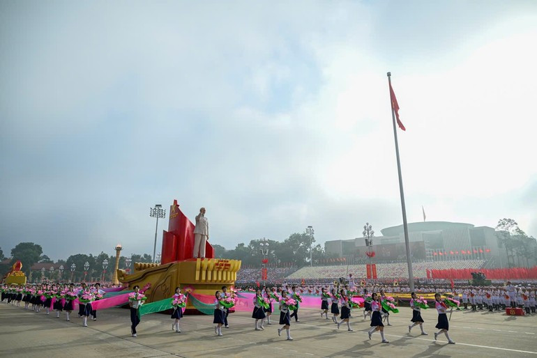 Carro con la estatua del Presidente Ho Chi Minh.