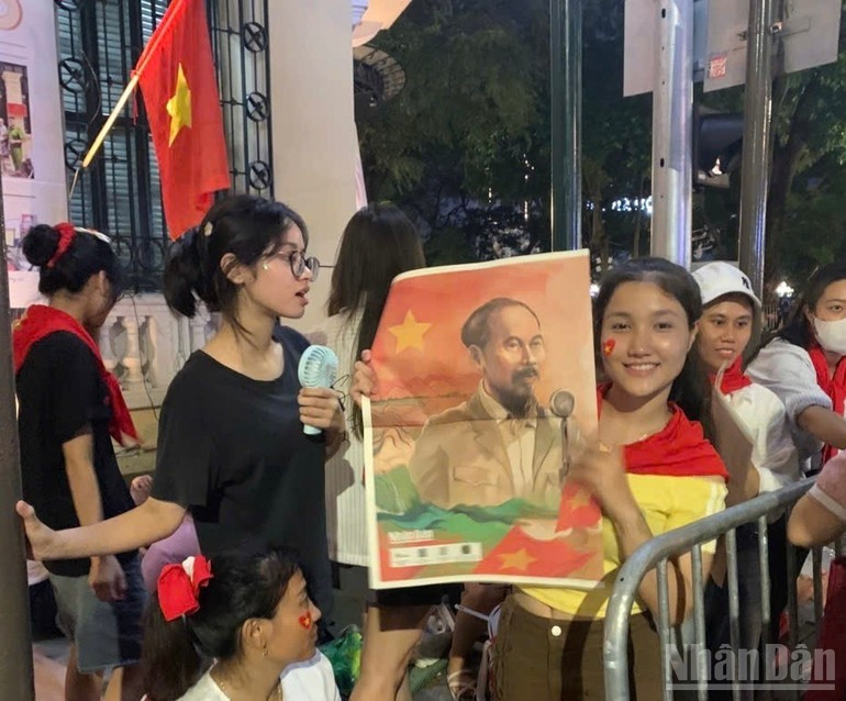 La estudiante de segundo año de la Universidad de Bellas Artes Industriales, Nguyen Thao My, se muestra feliz al recibir la edición especial del periódico Nhan Dan. La estudiante de segundo año de la Universidad de Bellas Artes Industriales, Nguyen Thao My, se muestra feliz al recibir la edición especial del periódico Nhan Dan.