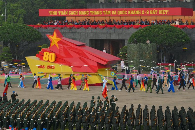 Carro alegórico conmemorativo del 80º aniversario de la Revolución de Agosto y del Día Nacional.