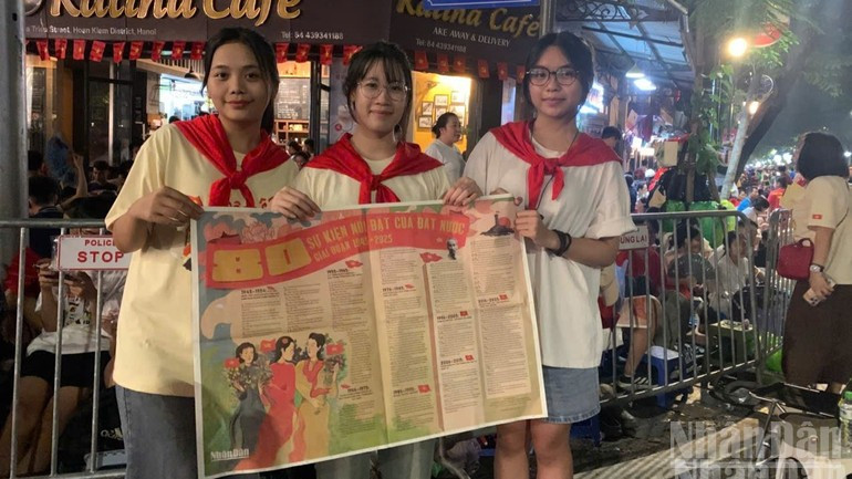 Nguyen Thi Yen, estudiante de la Facultad de Estudios Internacionales de la Universidad Nacional de Hanói, afirma: "Estoy muy emocionada por haber recibido el suplemento especial del periódico Nhan Dan. Contiene mucha información útil sobre los hitos históricos del país en cada etapa". Nguyen Thi Yen, estudiante de la Facultad de Estudios Internacionales de la Universidad Nacional de Hanói, afirma: "Estoy muy emocionada por haber recibido el suplemento especial del periódico Nhan Dan. Contiene mucha información útil sobre los hitos históricos del país en cada etapa".