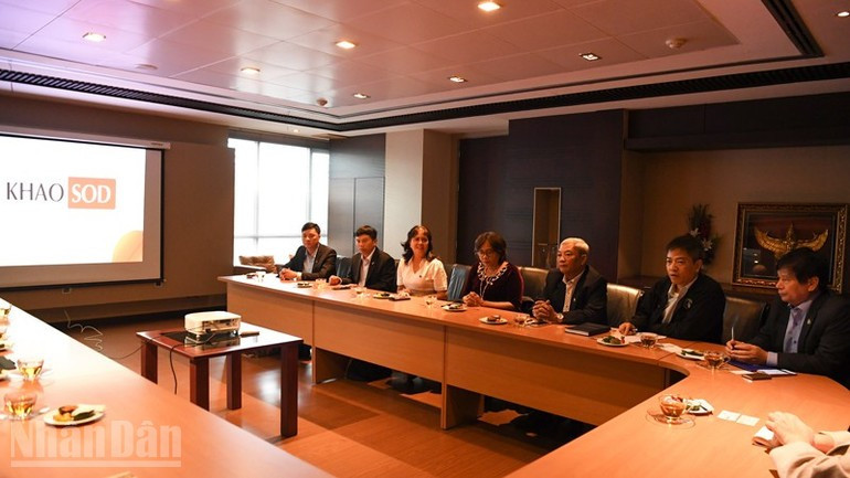 La delegación de la Asociación de Periodistas de Vietnam trabaja en la sede del periódico Khaosod. La delegación de la Asociación de Periodistas de Vietnam trabaja en la sede del periódico Khaosod.