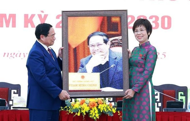La directora general de la VNA, Vu Viet Trang, entrega una fotografía conmemorativa al primer ministro Pham Minh Chinh. (Foto: VNA) La directora general de la VNA, Vu Viet Trang, entrega una fotografía conmemorativa al primer ministro Pham Minh Chinh. (Foto: VNA)