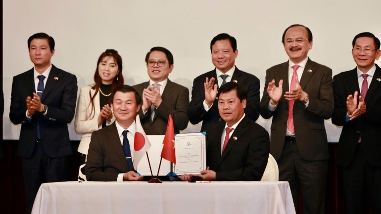 La Asociación para la Promoción de la Côperacios Económica Vietnam-Japón y el Servicio de Industria y Comercio de Tay Ninh firman el acuerdo de cooperación.