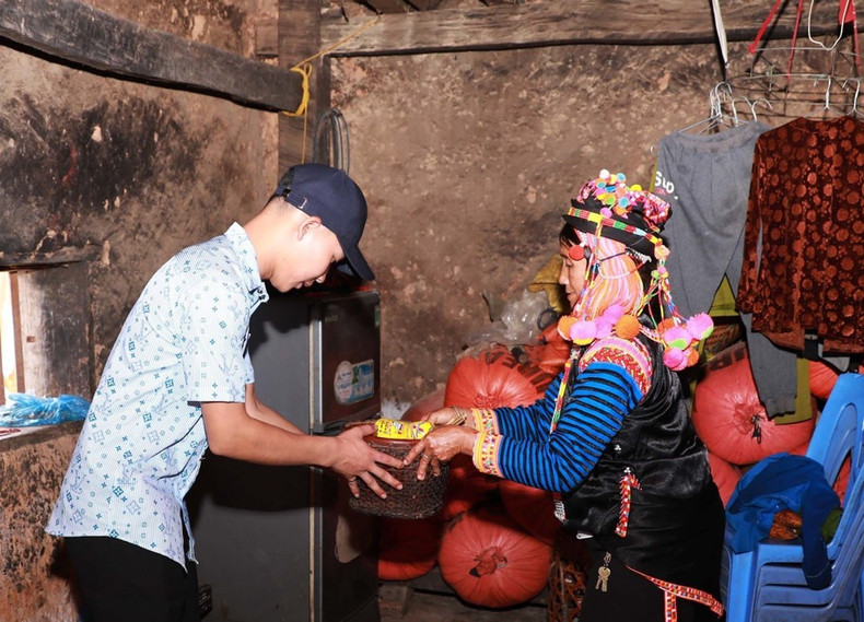 Los hijos y nietos deben inclinarse cortésmente al ofrecer o recibir regalos en señal de respeto a sus padres.