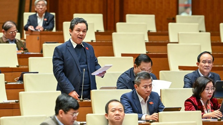 El diputado Hoang Van Cuong de Hanói habla en el evento.