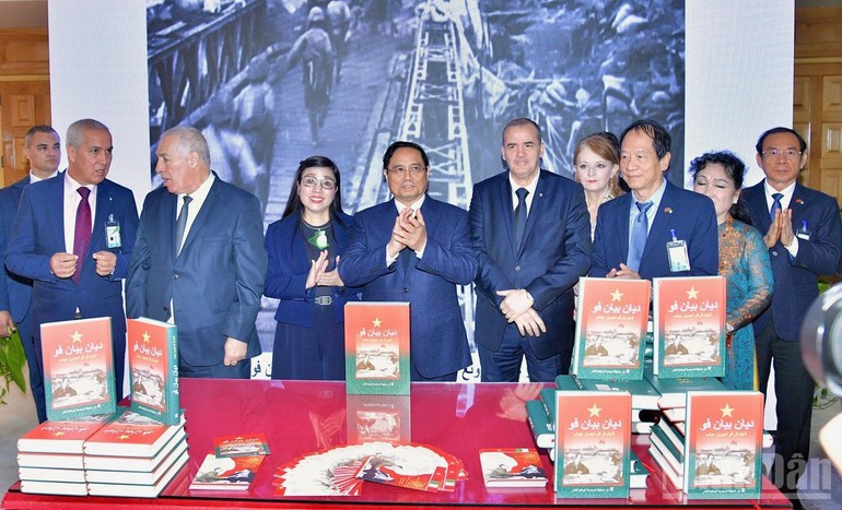 El primer ministro Pham Minh Chinh (cuarto por la izquierda) y su esposa asisten en Argelia a la presentación de la traducción al árabe de Dien Bien Phu. (Foto: Nhan Dan)