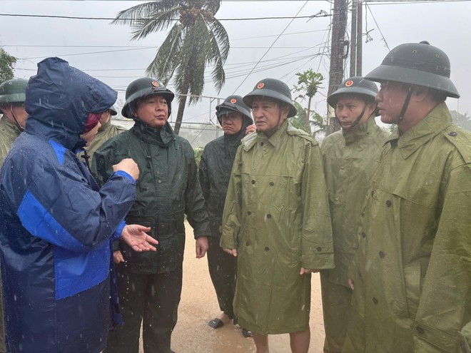 El viceprimer ministro Ho Quoc Dung inspecciona la situación de inundaciones en Dak Lak. (Foto: VNA)