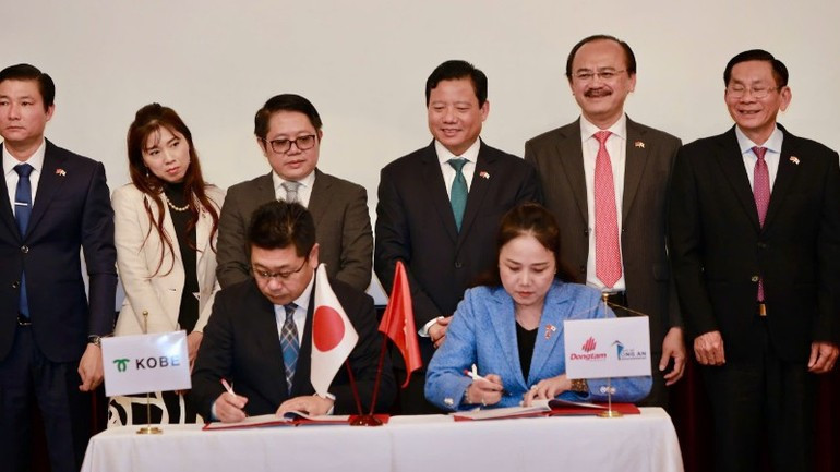 Ceremonia de firma del Memorando de Entendimiento sobre cooperación entre el puerto Internacional de Long An y el puerto de Kobe.