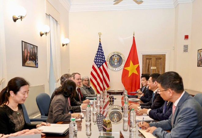 El ministro de Industria y Comercio de Vietnam, Nguyen Hong Dien, y el representante comercial de EE.UU., Jamieson Greer, sostienen negociaciones clave en Washington para un acuerdo comercial recíproco que fortalezca las relaciones económicas bilaterales (Foto: moit.gov.vn)