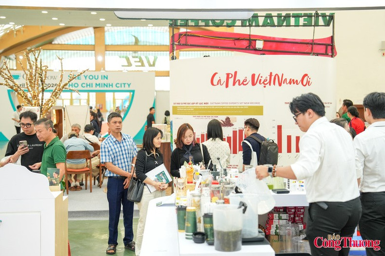 La zona de café revela que, en solo cinco años, el número de tostadores de café de especialidad en Vietnam se ha triplicado, lo que indica una transición del mercado masivo hacia el segmento de alta calidad con el objetivo de conquistar los mercados de Europa y Norteamérica.