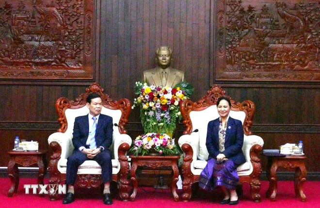 El subjefe de la Comisión de Propaganda y Movilización de Masas del Comité Central del Partido Comunista de Vietnam Trieu Tai Vinh (izquierda) y la vicepresidenta del Frente Laosiano para la Construcción Nacional (FLCN), Inlavanh Keobounphanh. (Foto: VNA)