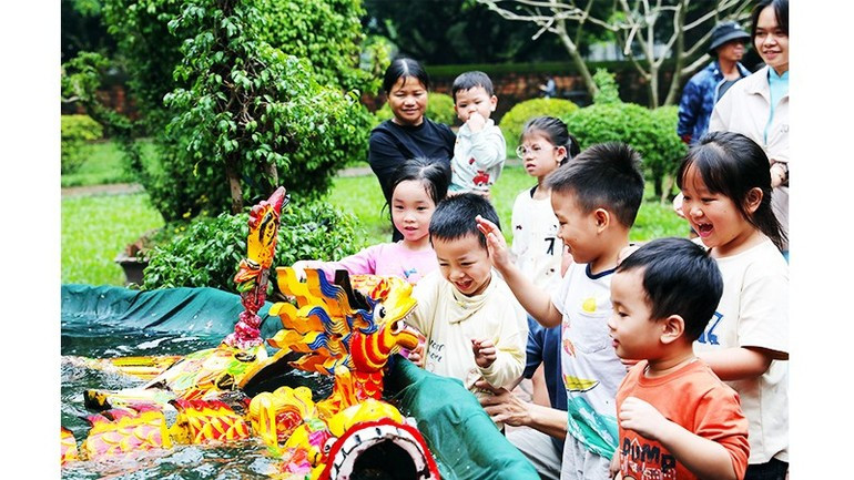 Los niños se muestran encantados al “interactuar” con los personajes de las historias después de cada función.