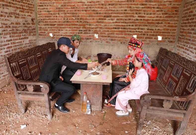 En general, todos se sientan a la mesa y comparten platillos como muestra de respeto y para atraer la buena fortuna para el año nuevo.