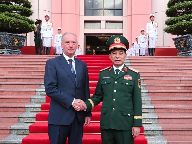 El general Phan Van Giang, ministro de Defensa de Vietnam (derecha), recibe a Nikolai Patrushev, asistente del presidente ruso y jefe del Consejo Marítimo de la Federación de Rusia (Foto: VNA) El general Phan Van Giang, ministro de Defensa de Vietnam (derecha), recibe a Nikolai Patrushev, asistente del presidente ruso y jefe del Consejo Marítimo de la Federación de Rusia (Foto: VNA)